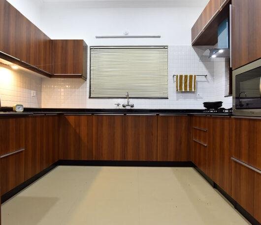 classic-wood-finish-u-shaped-kitchen-parkland-thrissur-kerala