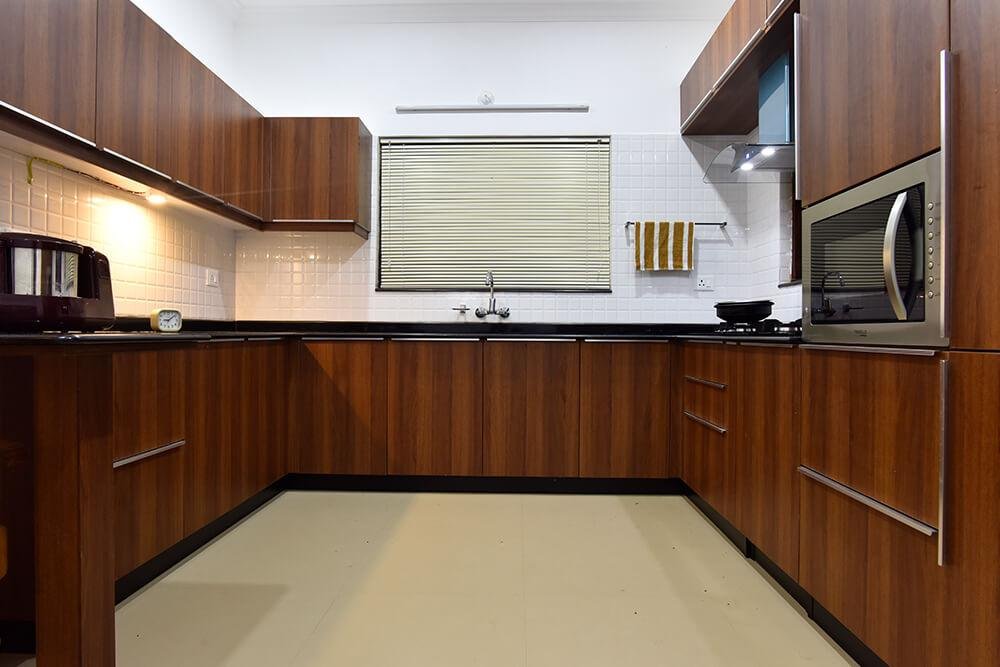 classic-wood-finish-u-shaped-kitchen-parkland-thrissur-kerala