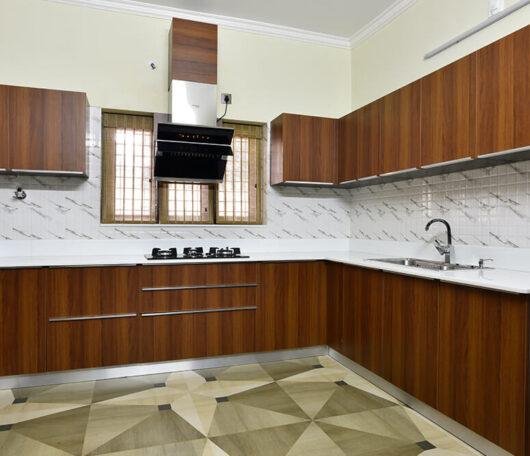 u-shaped-wood-finish-modular-kitchen-parkland-thrissur-kerala
