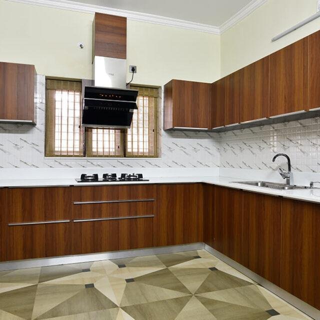 u-shaped-wood-finish-modular-kitchen-parkland-thrissur-kerala