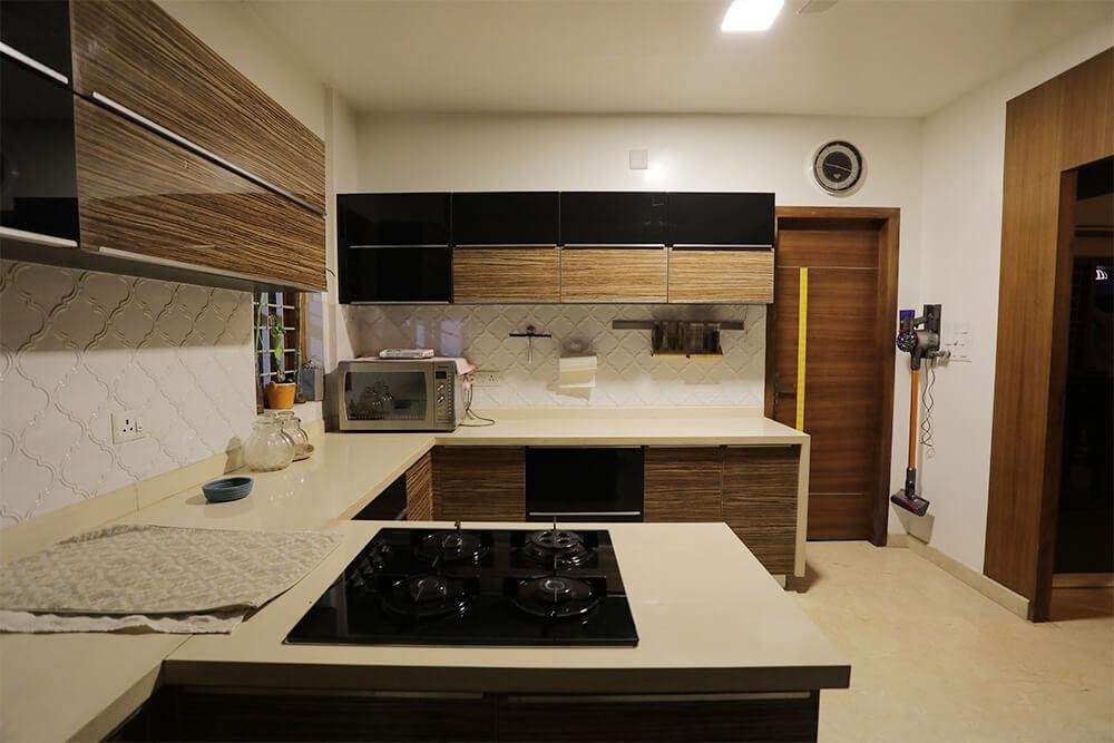 wood-grain-black-modern-kitchen-parkland-thrissur-kerala